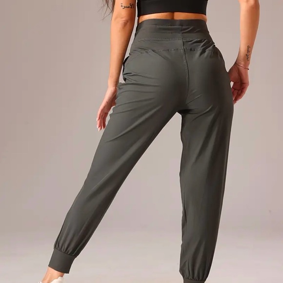 New without tags, never worn women's pants. - Picture 8 of 9